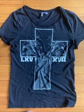 DIVIDED Black Graphic T-Shirt with Cross & Skulls (Small)